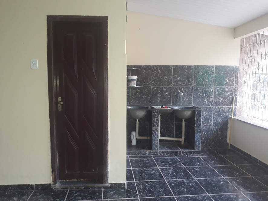 Área de lazer com lavanderia e outra  entrada para WC.png