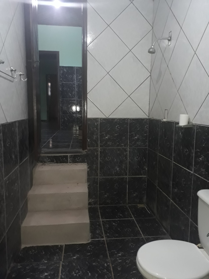 WC com duas entradas, uma por dentro da casa e outra pela área de lazer.png