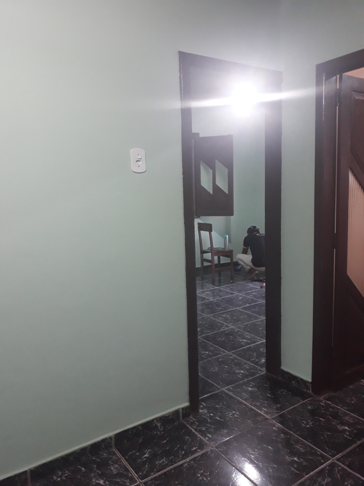 Ao fundo é a sala de visitas, a direita é um quarto(pintura salmão) e na frente sala de jantar.png